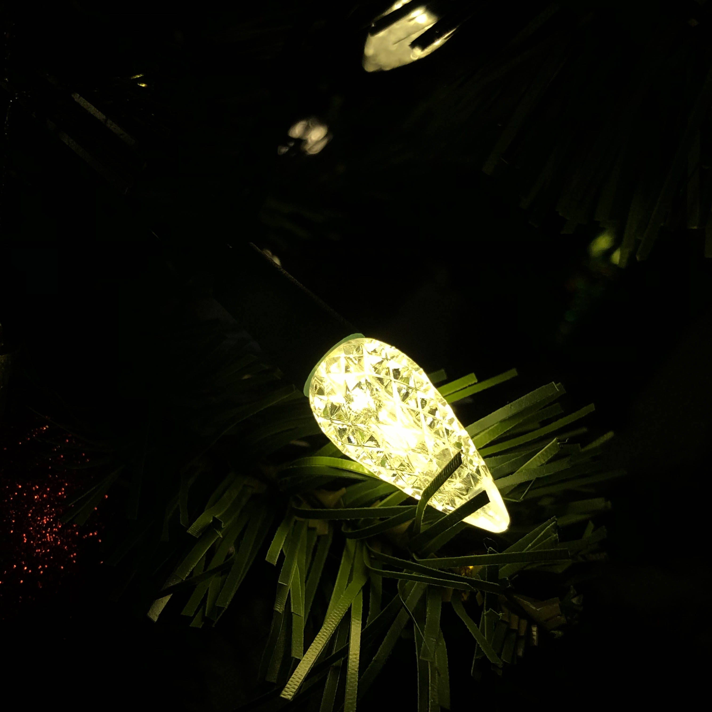 A corda do diodo emissor de luz da morango C6 ilumina o UL amarelo das luzes de Natal