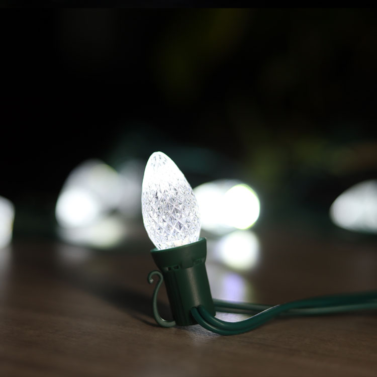 Instala&ccedil;&atilde;o de ilumina&ccedil;&atilde;o festiva de n&iacute;vel comercial mostrando diferen&ccedil;as de temperatura de cor